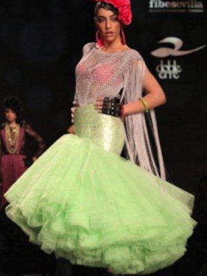 Claudia Revuelta debuta sobre la pasarela 