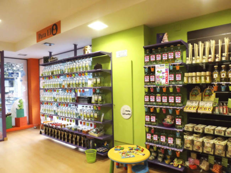 Tienda de productos saludables con estanterías llenas de frutas y verduras orgánicas.