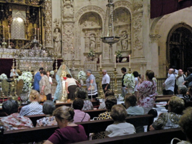 Sevilla. El último beso del año de los fieles a su patrona sevillana.