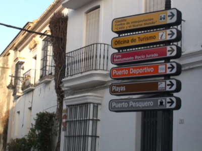 Chipiona renueva su señalización turística y comercial de sus calles