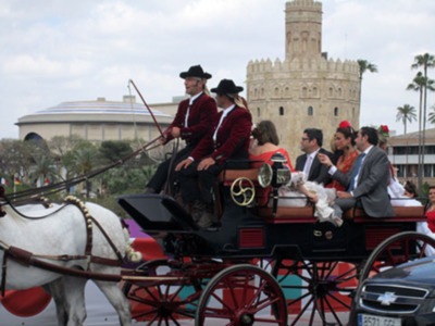 Miércoles 22 de Abril de 2015 la Torre del Oro testigo del paso de decenas de carruajes que se encaminan al recinto ferial.
