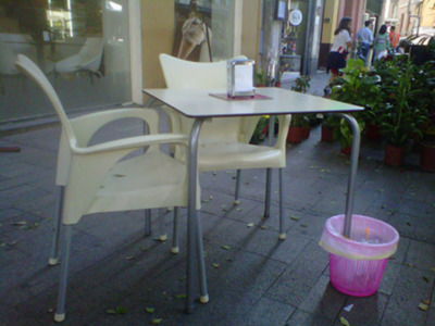 La moda de poner papeleras en las terrazas??..