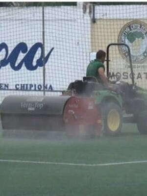 El césped artificial del Gutiérrez Amérigo recibe el tercero de los mantenimientos anuales que requiere