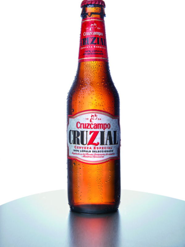 Cerveza especial CruzZial de Cruzcampo, con un sabor intenso y una apariencia dorada brillante.