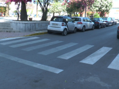 Servicios Municipales concluye la puesta a punto de pintura de los pasos de peatones de cara al verano