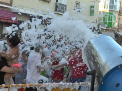 Una gran fiesta infantil en la zona peatonal de la calle Víctor Pradera dio ayer la bienvenida al verano