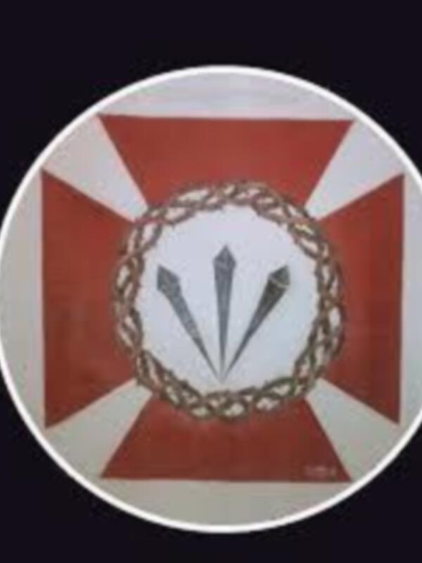 Un escudo con una cruz roja y un círculo dorado en el centro, rodeado por rayas horizontales rojas.