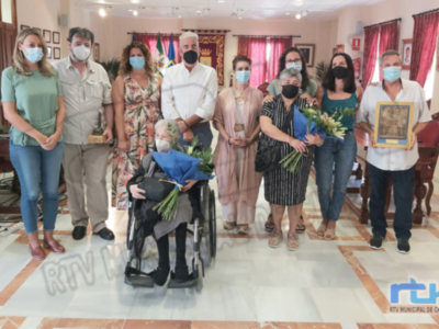 Josefa Martínez Salguero homenajeada en el día de las personas de edad por ser la mujer más mayor de Chipiona a sus 101 años