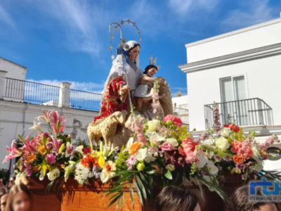 La comunidad educativa del colegio Divina Pastora finaliza el triduo con la procesión de la Virgen y la eucaristía en la Parroquia 