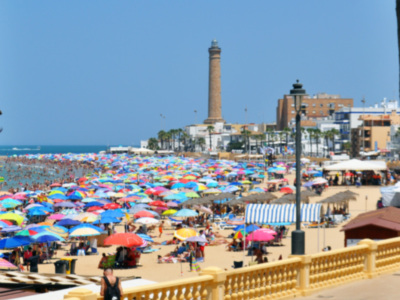 La ola de calor llenó las playas de Andalucía y de Chipiona, con los hoteles rozando el lleno
