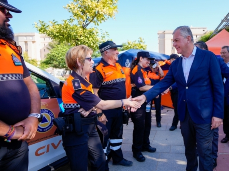 El presidente de Colombia, Iván Duque, saludando a miembros de la Policía Nacional de Colombia en un evento público.