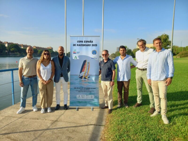 Copa España de Raceboard 2025. Equipo de competidores posando frente a un cartel informativo sobre la competición.