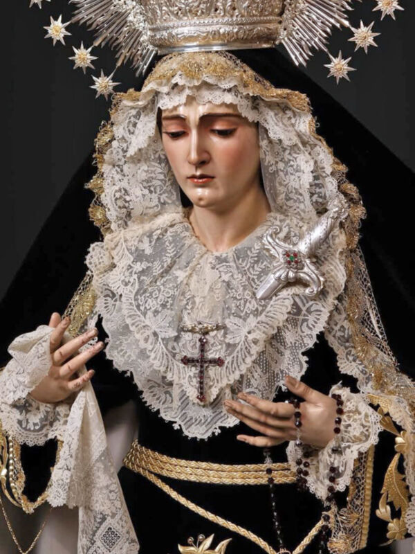  Alcalá del Río reza ante su Virgen de las Angustias, símbolo de esperanza y consuelo eterno
