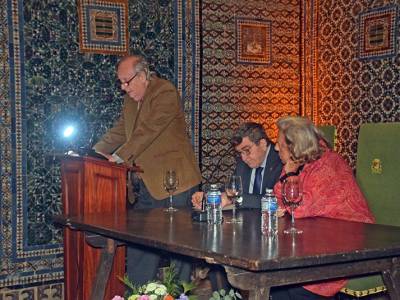 La historiadora Enriqueta Vila Vilar recibe el reconocimiento de Sevilla en un acto de alto nivel académico 