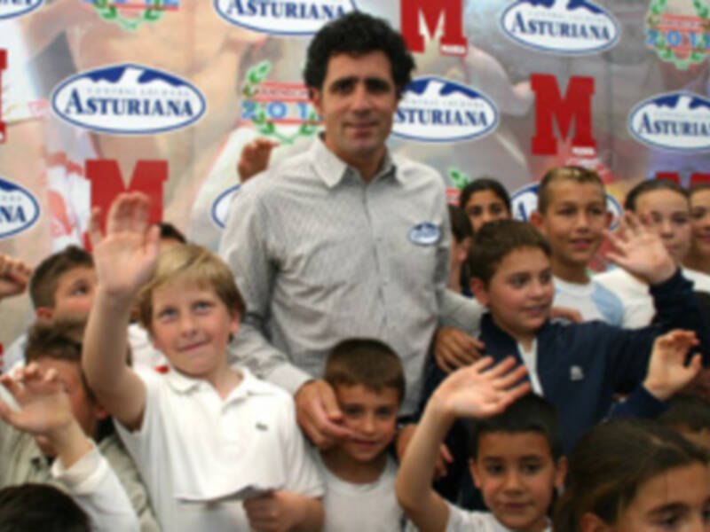 Miguel Indurain anima a los niños a practicar deporte