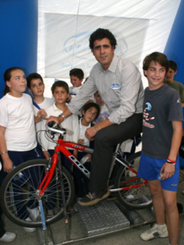 Miguel Indurain anima a los niños a practicar deporte
