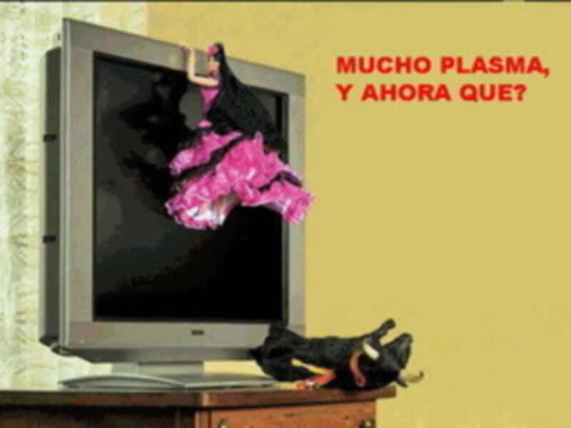 Una televisión con un personaje de dibujos animados en una pantalla negra. Al lado, un gato negro con una corbata roja y una bolsa de plástico. Texto en la parte superior: "Mucho plasma, y ahora qué?"
