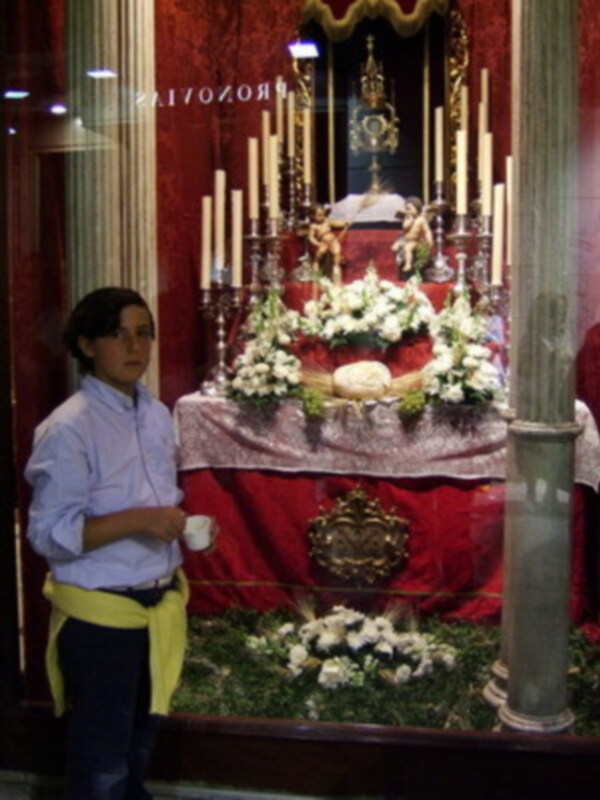 Cuadros Venecia gano el primer premio de escaparates del Ayuntamiento de Sevilla en Corpus .
