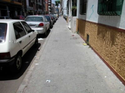 Suciedad y enseres en lás calles de Sevilla.