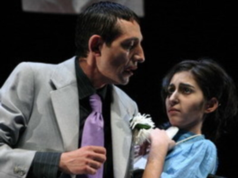 Alba Flores, nieta de Lola Flores, debuta en el teatro en silla de ruedas y no habla ni una palabra