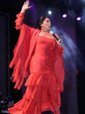 Isabel Pantoja canto en la Gran Gala del Centenario del Sevilla en el Sanchez Pizjuan.