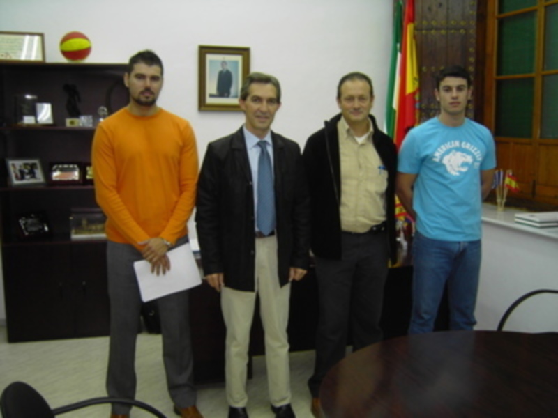 Toma de posesión de dos funcionarios en prácticas policías locales- en el Ayuntamiento de Lora del Río