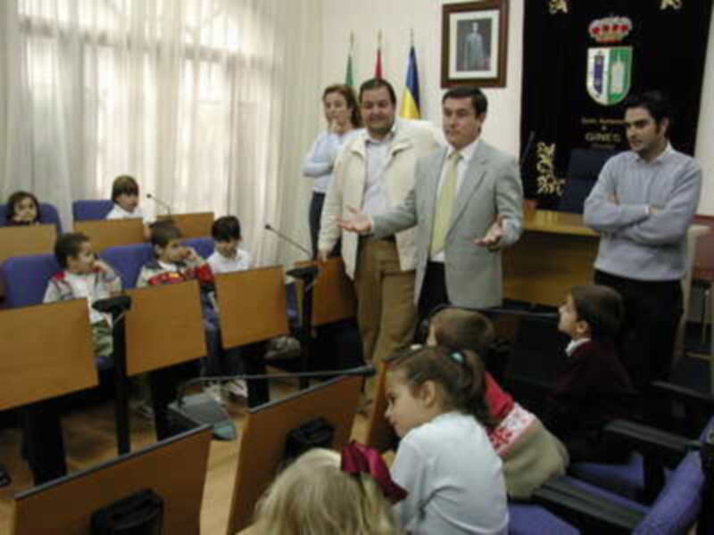 50 escolares de Gines visitan las instalaciones del Ayuntamiento