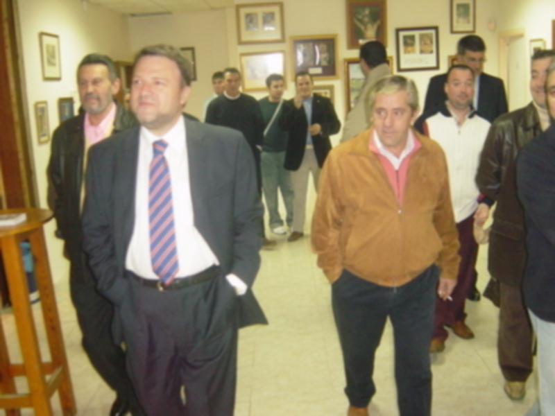 El alcalde visitó el local de ensayo de la Agrupación Musical Virgen de los Reyes.