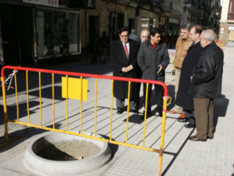 Loaiza se reúne con el Consejo Local de Hermandades de Cádiz para abordar la reestructuración de la calle Nueva
