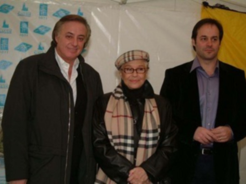 Tres personas posan juntas en un evento, frente a una bandera con el logo de la Fundación BBVA.