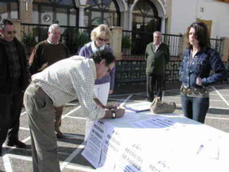 Gines se une a la campaña de recogida de firmas del Partido Popular