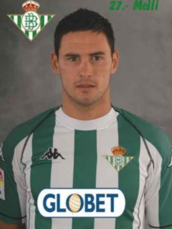 Un futbolista vestido con una camiseta verde y blanca de Real Betis, con el número 27.