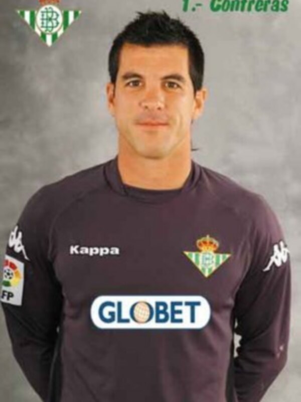 El jugador porte una camiseta de fútbol con el escudo del Real Betis y la marca Kappa. También tiene un patrocinador llamado Globet.