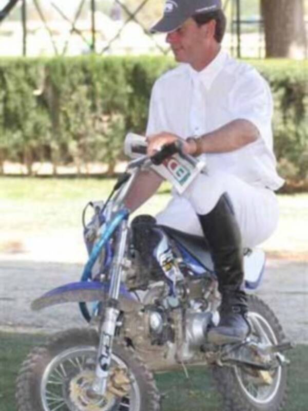 Un grande de España con una pequeña moto