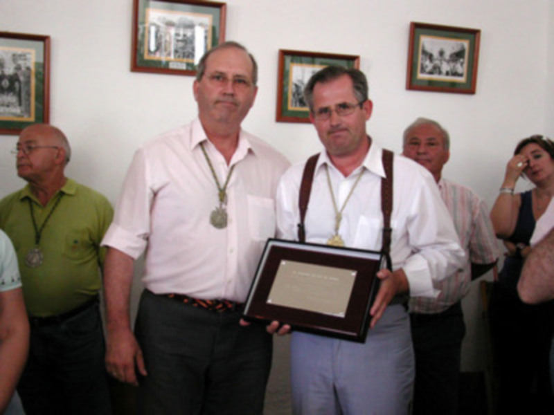 Reconocimiento público a la labor con los mayores de la Hermandad del Rocío de Gines