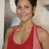 Rosa López, muy maternal con un bebé en brazos