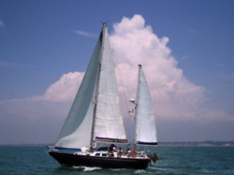 Dos veleros gaditanos ponen rumbo a Saint-Malo desde la Coruña para comenzar la regata del Cincuentenario