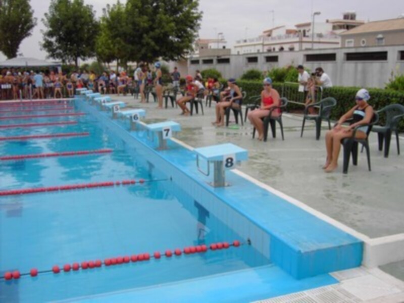 Más de 500 jóvenes de 11 municipios de la provincia de Sevilla participan en una competición de natación en Lora del Río