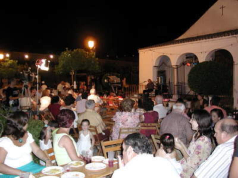 Gines: lleno absoluto en la Plaza con Encanto de Santa Rosalía