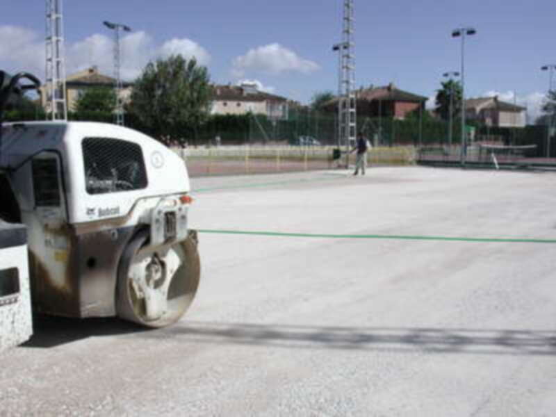 Comienzan los trabajos para renovar una de las pistas de baloncesto del Polideportivo Municipal de Gines