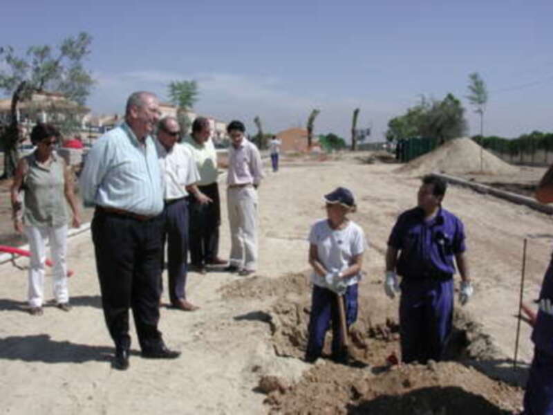 Gines: el Alcalde visita las obras de construcción del nuevo parque de la barriada de Guadaljarafe