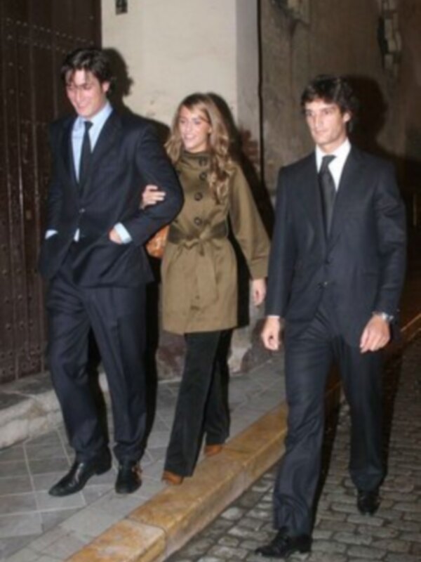 Los hermanos Rafael Medina con su novia y  Luis Medina en entierro Ramon Ybarra en Sevilla