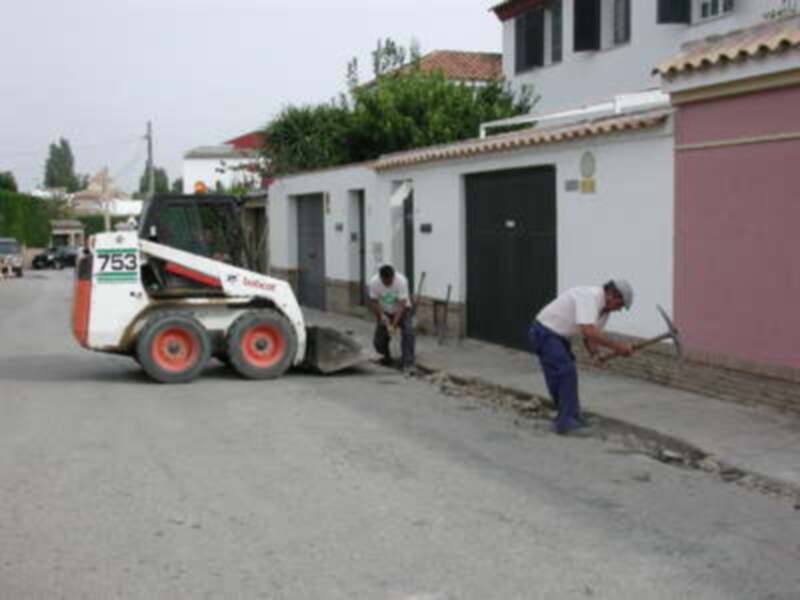 Gines: se inician las obras de mejora en el acerado de la calle Antonio Reyes Lara