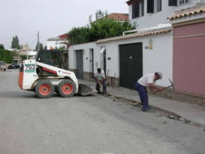 Gines: se inician las obras de mejora en el acerado de la calle Antonio Reyes Lara