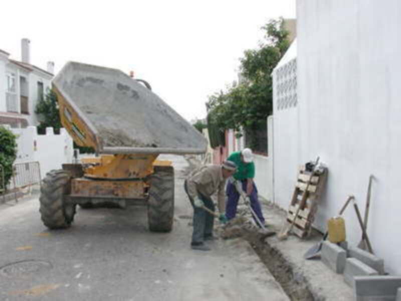 Gines: se inician las obras de mejora en el acerado de varias calles de La Mogaba