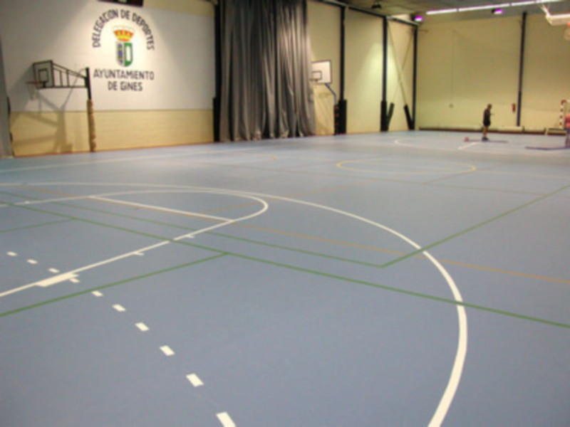El Pabellón Cubierto de Gines estrena una nueva pista polideportiva