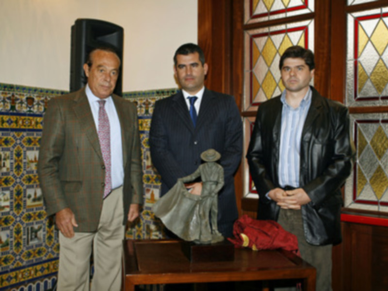 La Algaba dedica un monumento a Curro Romero, torero ligado a la historia reciente de su plaza de toros