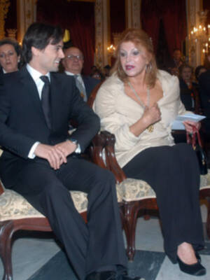 Tita Cervera represneto a su hijo Borja en su entrada en la Real Academia Bellas Artes de Cadiz