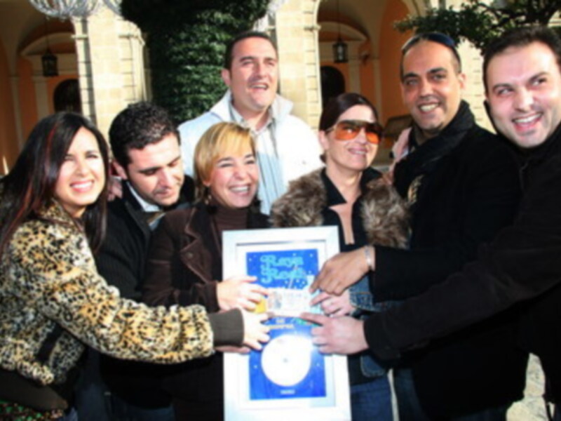 Raya Real disco platino y le toca la loteria de Navidad