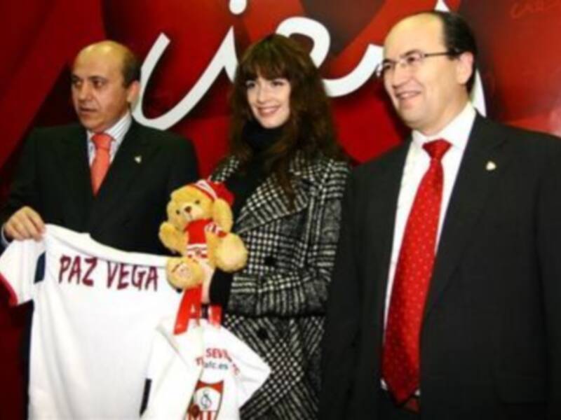 Paz Vega recibió de manos del Presidente del Sevilla F.C un regalo para su bebé